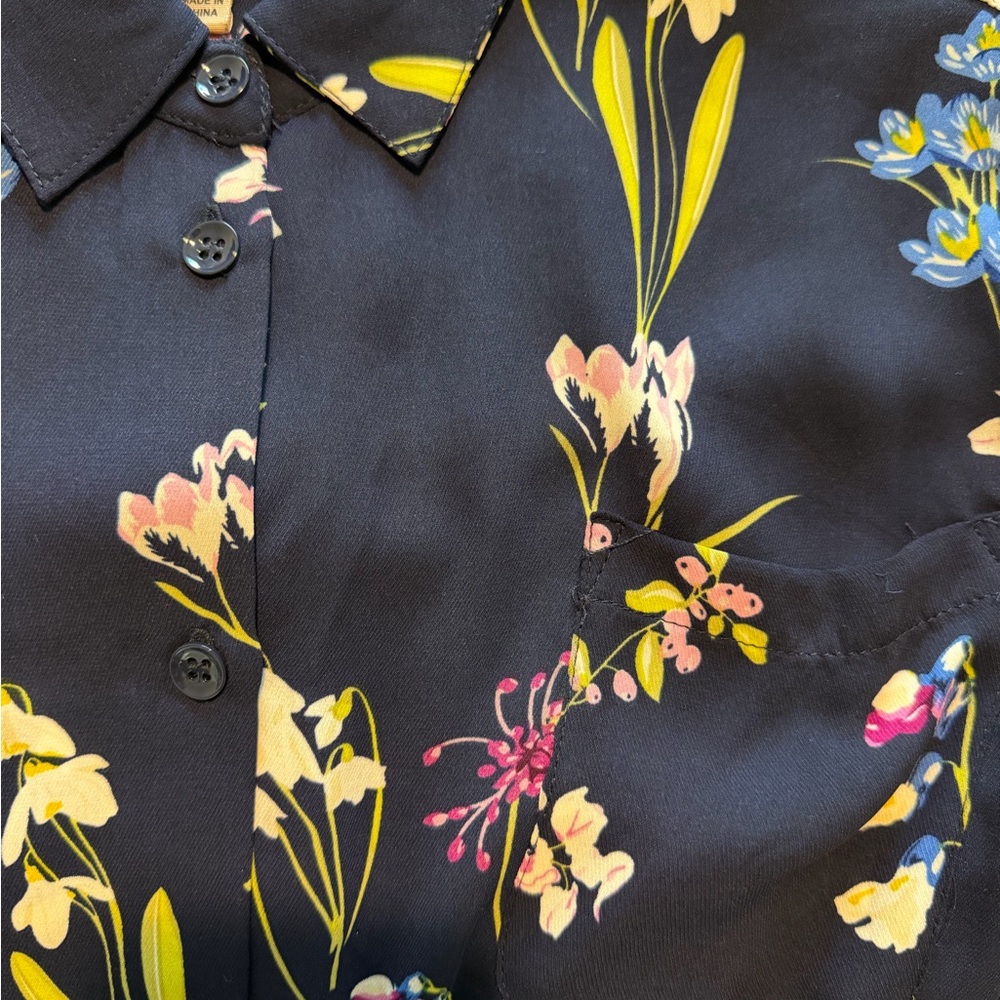 Floral semi shear blouse 🌺🌸🌹🌻 - Picture 5 of 8